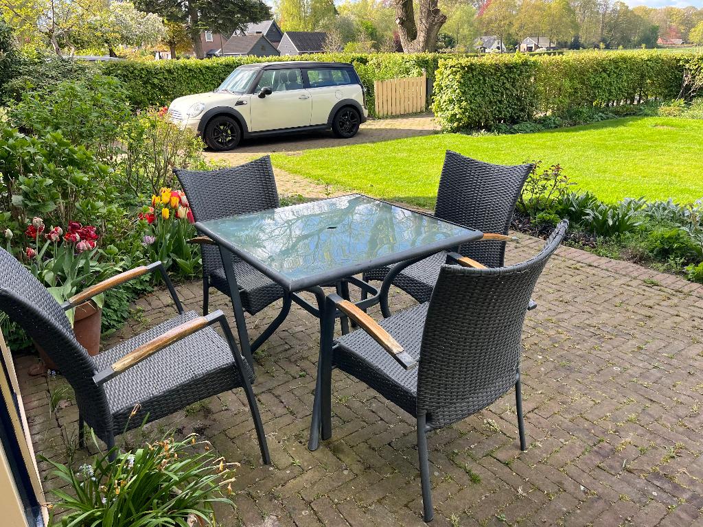 vier tuinstoelen en tafel, Ophalen, Gebruikt, Kunststof, Stapelbaar