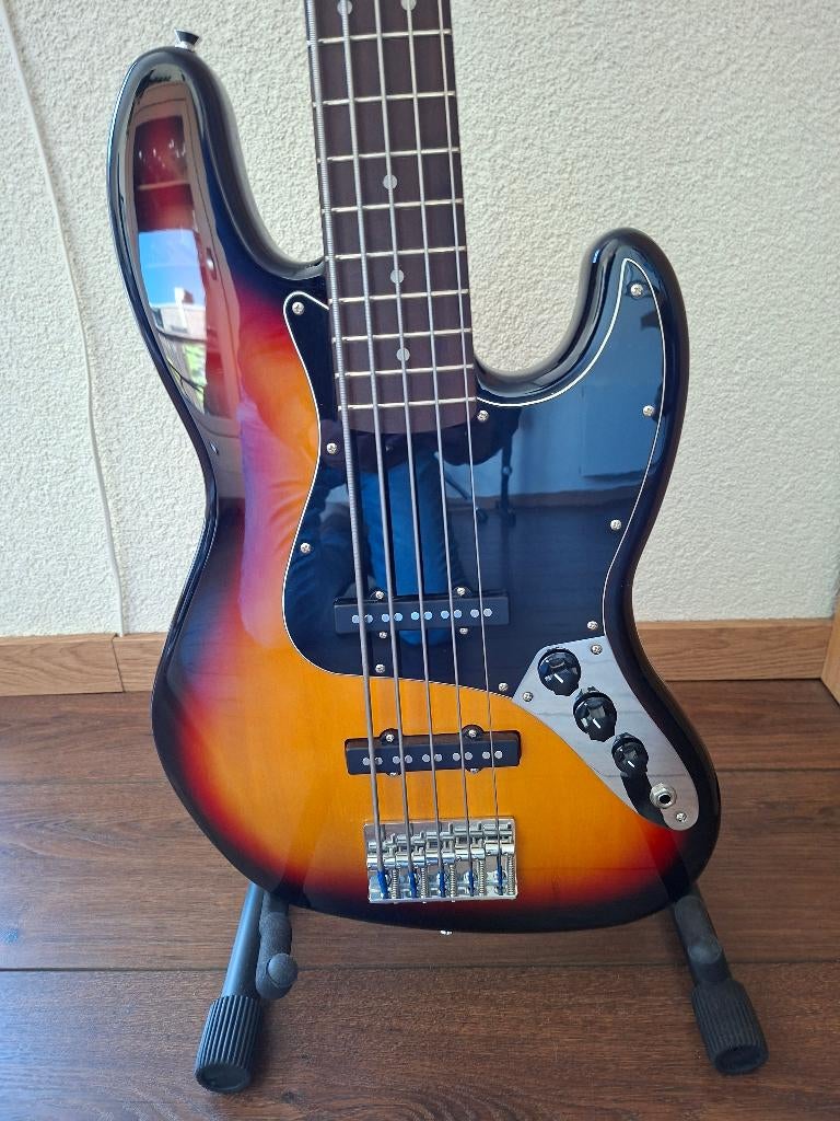 Squier Jazz Bass, Ophalen, Zo goed als nieuw, Elektrisch, 5-snarig
