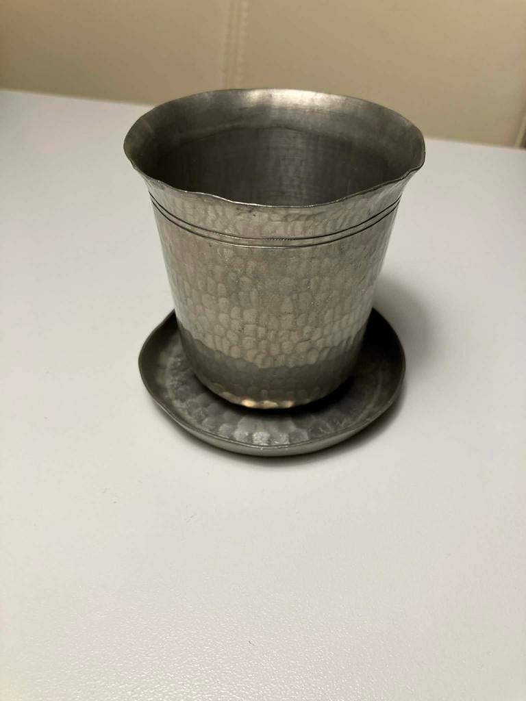 Twee Banka Tin vaasjes en een tinnen wisselbeker, Ophalen