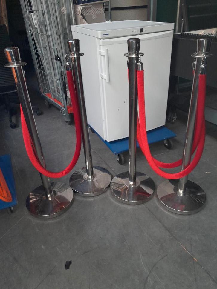 Afzetpalen met rood koord - Set van 4, Hobby en Vrije tijd, Feestartikelen, Gebruikt, Versiering, Overige, Ophalen