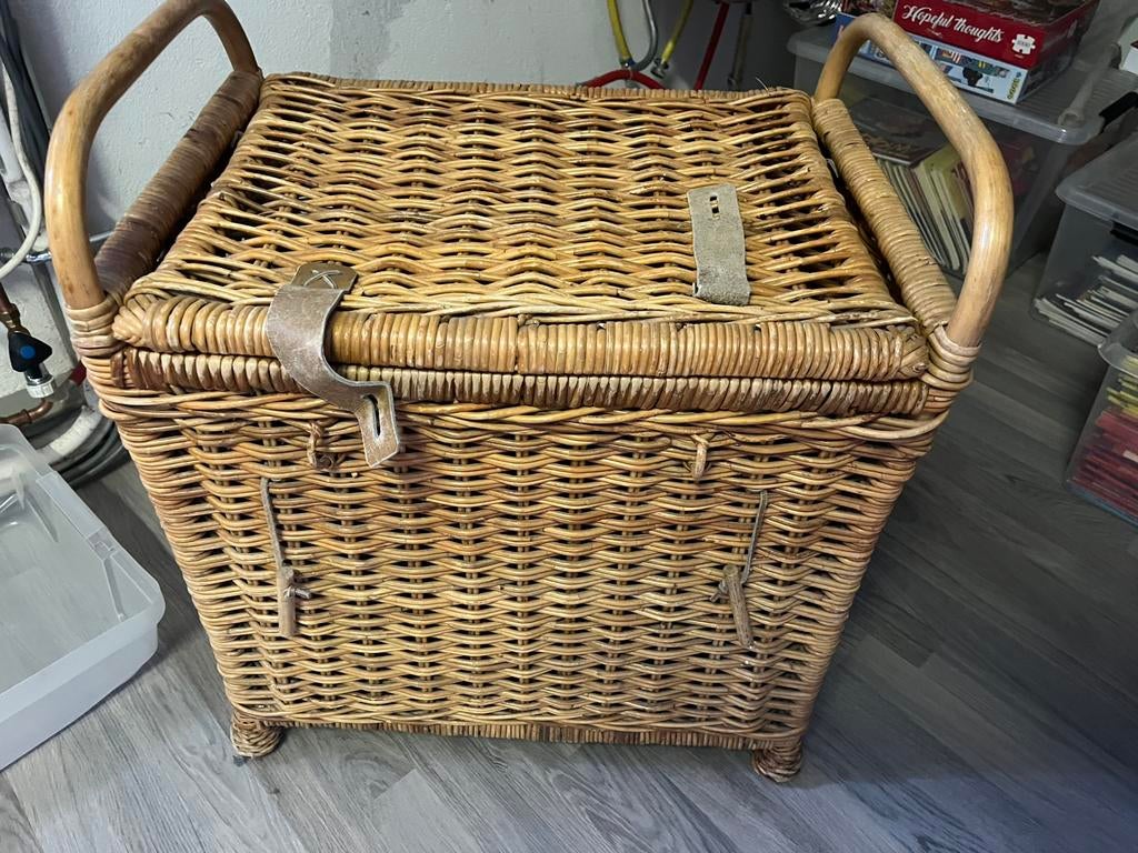 Wasmand rotan op pootjes, Huis en Inrichting, Woonaccessoires | Schalen en Manden, Ophalen, Zo goed als nieuw, Rond, Riet