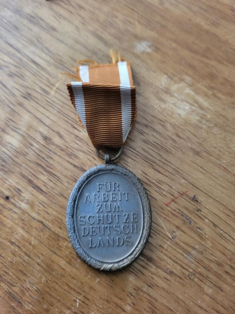 Te koop Westwall medaille, Verzamelen, Militaria | Tweede Wereldoorlog, Ophalen of Verzenden, Nederland, Lintje, Medaille of Wings