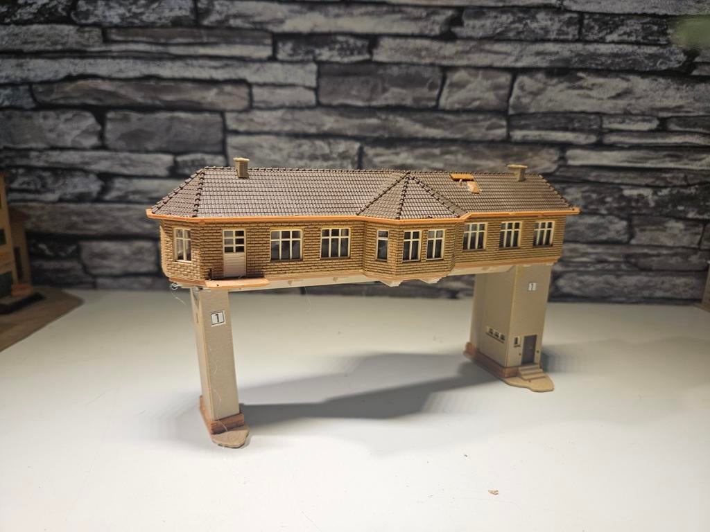 Brugseinhuis overweghuis N spoor trein 1:160, Overige merken, Gebruikt, Gelijkstroom of Wisselstroom, Brug, Tunnel of Gebouw