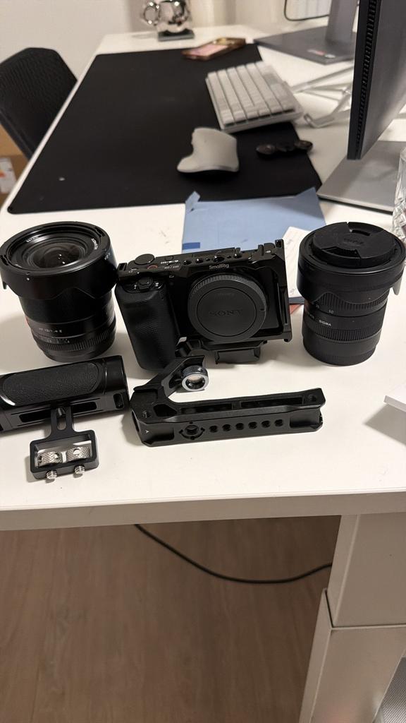 SONY ZV e10 + LENZEN + 2 ACCUS + SD, Ophalen of Verzenden, Zo goed als nieuw
