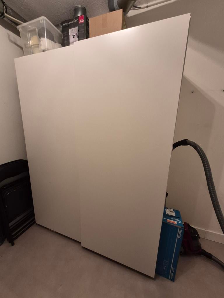 Schuifdeurkast met stang en leg planken. 200cm/150cm/66cm, Ophalen