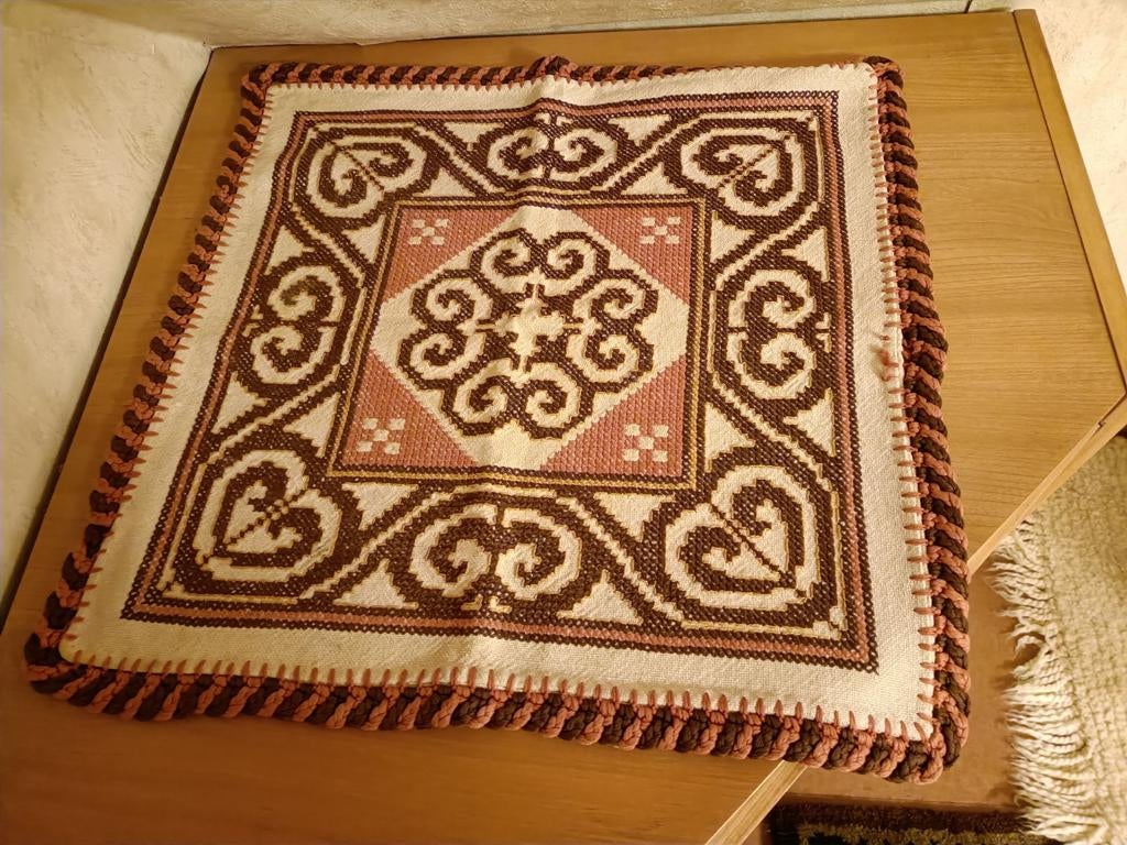 Decoratief geborduurd tafelkleedje, Ophalen