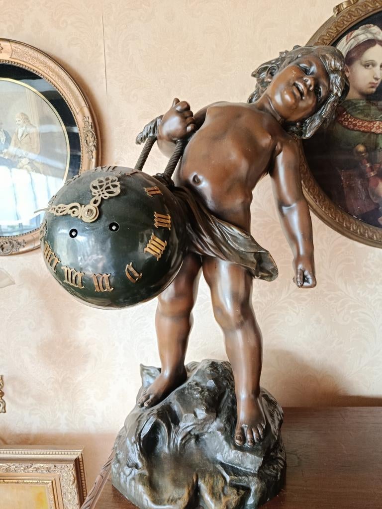 Antieke  bronzen sculptuur  jongen met klok Auguste Moreau, Antiek en Kunst, Antiek | Klokken, Ophalen