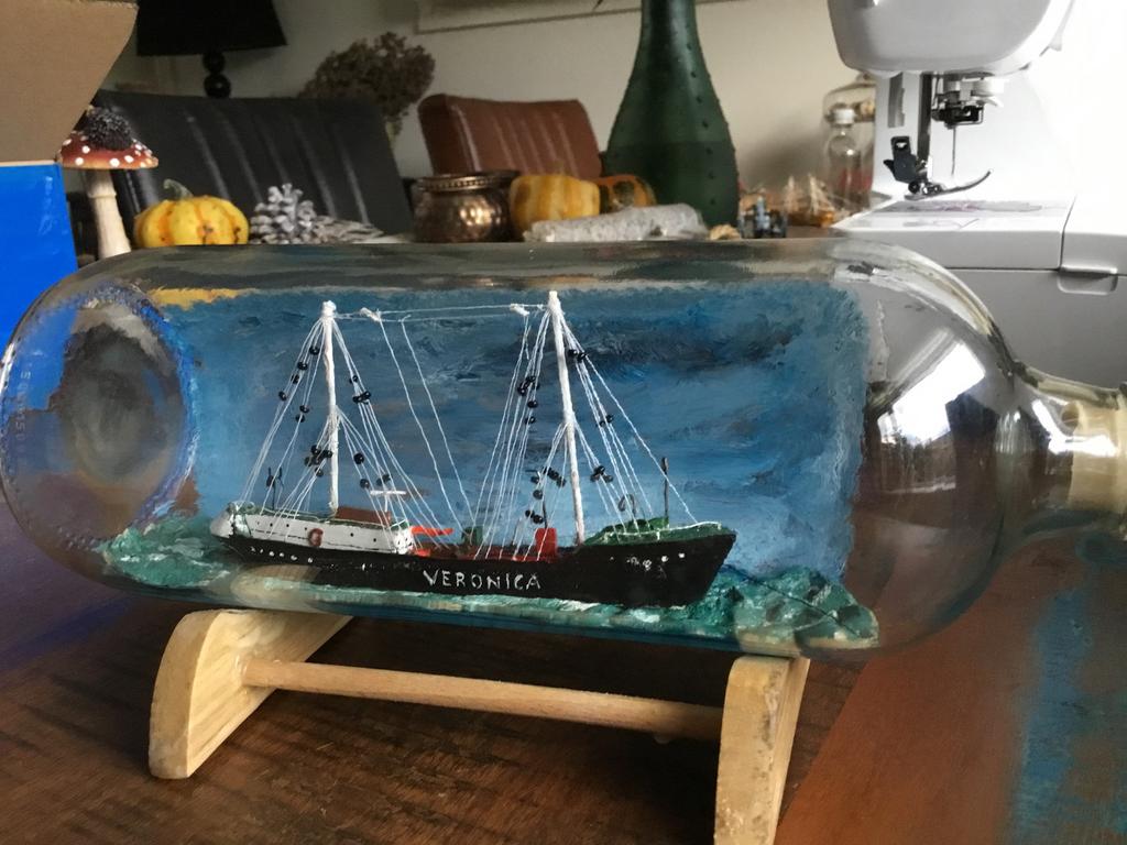 Scheepje in fles handgemaakt met Radio Veronica, Ophalen of Verzenden, Nieuw