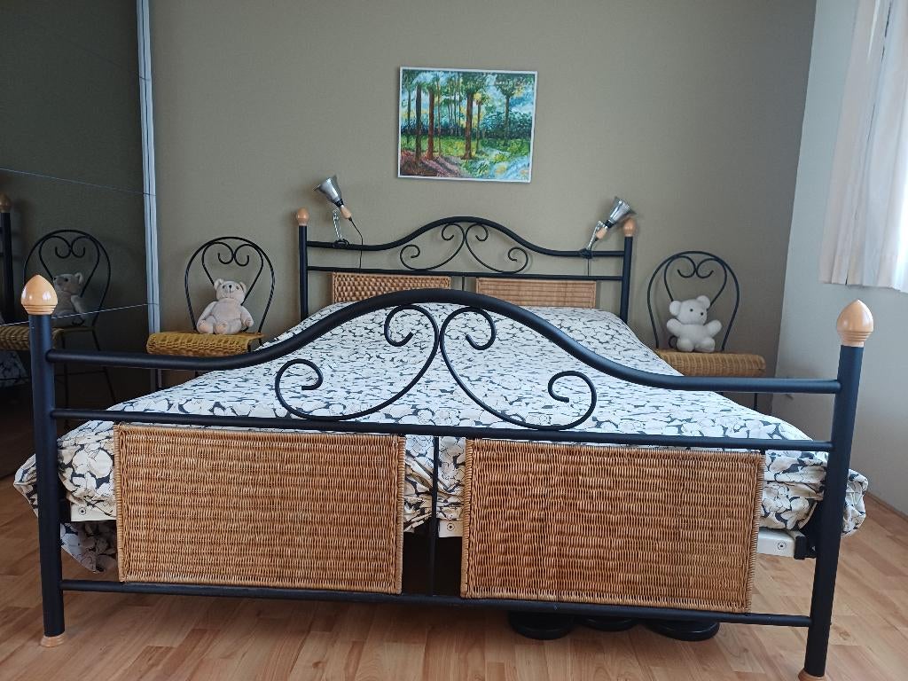 Twee persoonsbed compeet  met stoeltjes/matrassen/lampen, Ophalen, Gebruikt, Tweepersoons, Rotan, zwart metaal