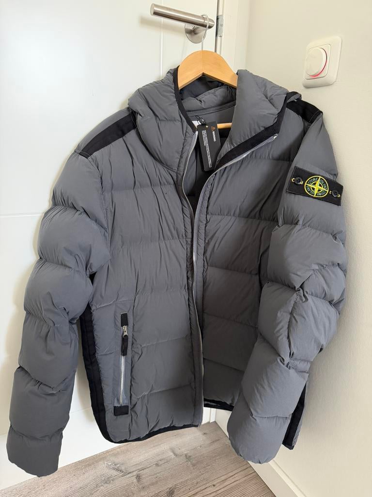 NIEUW Stone Island Puffer Grijs, Kleding | Heren, Jassen | Winter, Ophalen of Verzenden, Nieuw, Maat 48/50 (M), Grijs