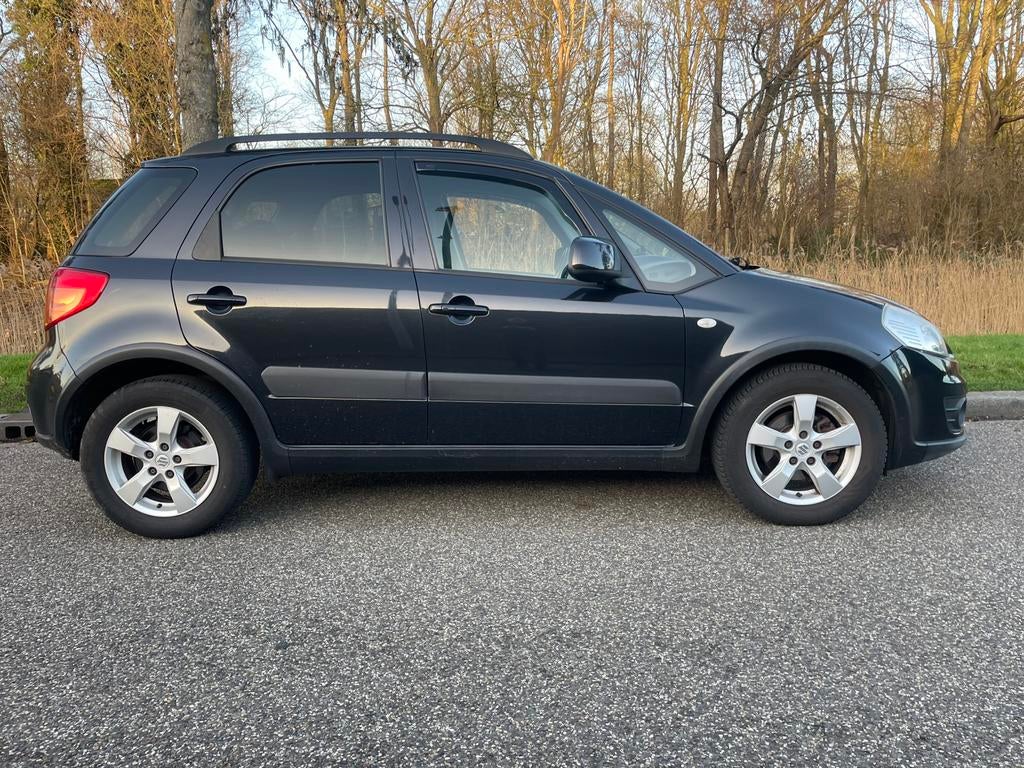 Suzuki sx4 automaat/trekhaak/2011/182.000/apk 29-11-2026, Auto's, Suzuki, Zwart, 4 cilinders, Origineel Nederlands, 1200 kg