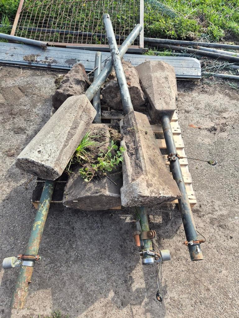 18 gebruikte ijzeren palen met betonnen voet, Tuin en Terras, Palen, Balken en Planken, Gebruikt, Palen, Minder dan 180 cm, Ophalen