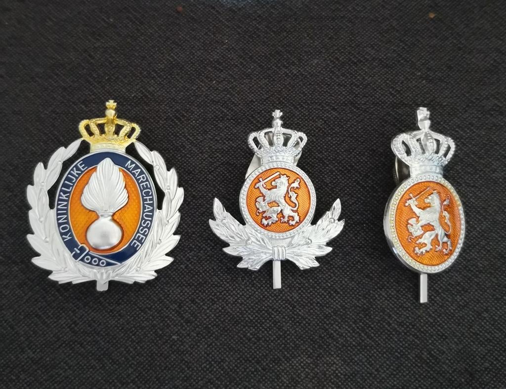 3 Kmar hoofddeksel emblemen, nieuw, Verzamelen, Militaria | Algemeen, Verzenden, Marechaussee, Nederland, Embleem of Badge