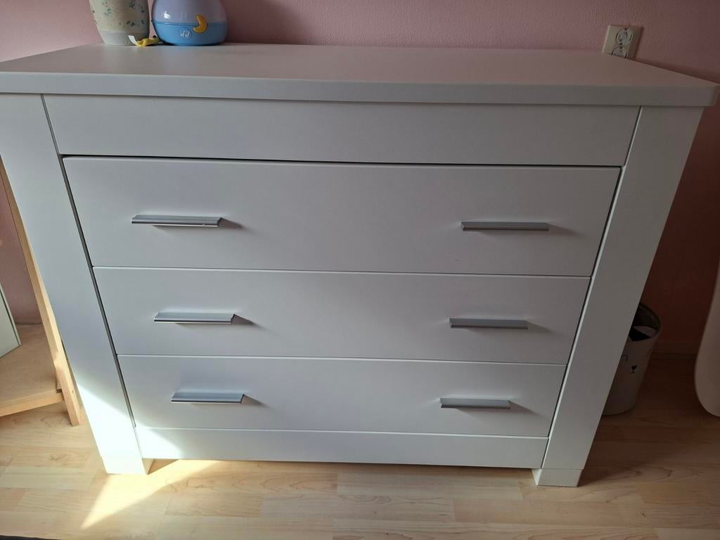 Witte commode met 3 lades en plank boven de commode, Kinderen en Baby's, Kinderkamer | Commodes en Kasten, Ophalen, Gebruikt
