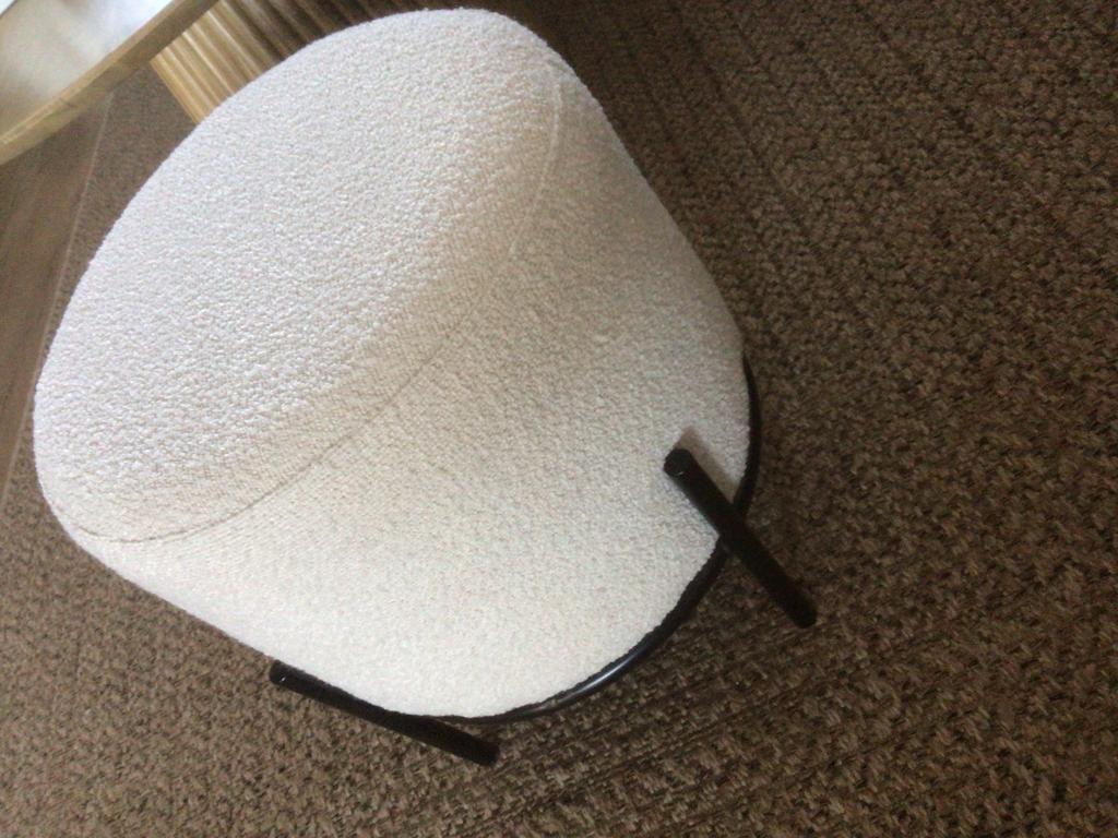 Stijlvolle Poef - Crème Bouclé Stof met Zwarte Poten, Huis en Inrichting, Banken | Voetenbanken en Poefen, Minder dan 50 cm, Rond