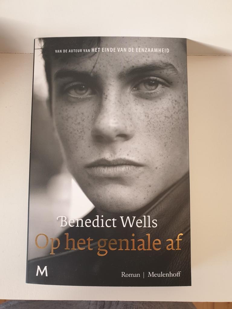 Benedict Wells - Op het geniale af, Boeken, Ophalen of Verzenden, Zo goed als nieuw, Benedict Wells