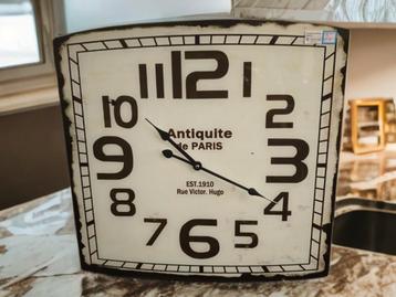 Decoratieve wandklok in vintage stijl beschikbaar voor biedingen