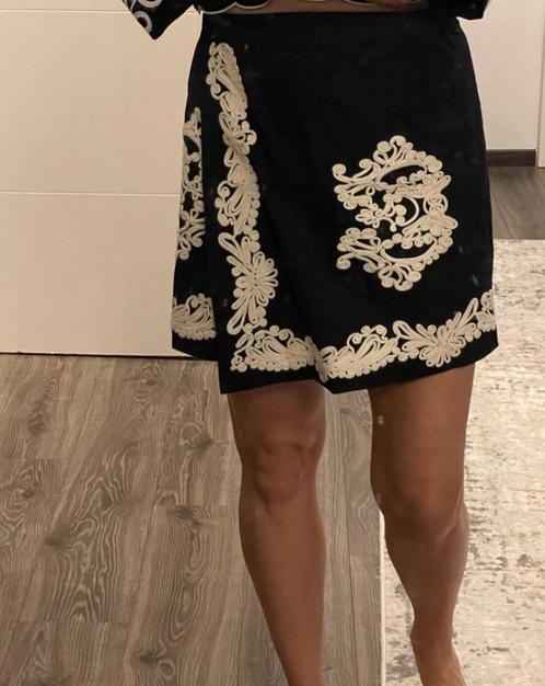 H&M zwarte overslag A-line rok met borduursel maat 42, Kleding | Dames, Rokken, Nieuw, Maat 42/44 (L), Zwart, Boven de knie, Ophalen of Verzenden