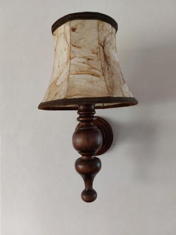 Vintage schemerlamp met houten handgedraaide voet beschikbaar voor biedingen