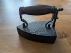 Mooi antiek ijzeren strijkijzer met houten handvat, Ophalen of Verzenden