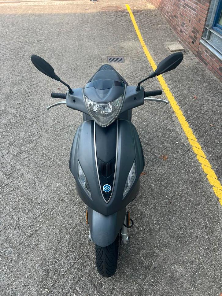 Piaggio new fly, Fietsen en Brommers, Scooters | Piaggio, Gebruikt, Fly, Maximaal 25 km/u, Benzine, Ophalen