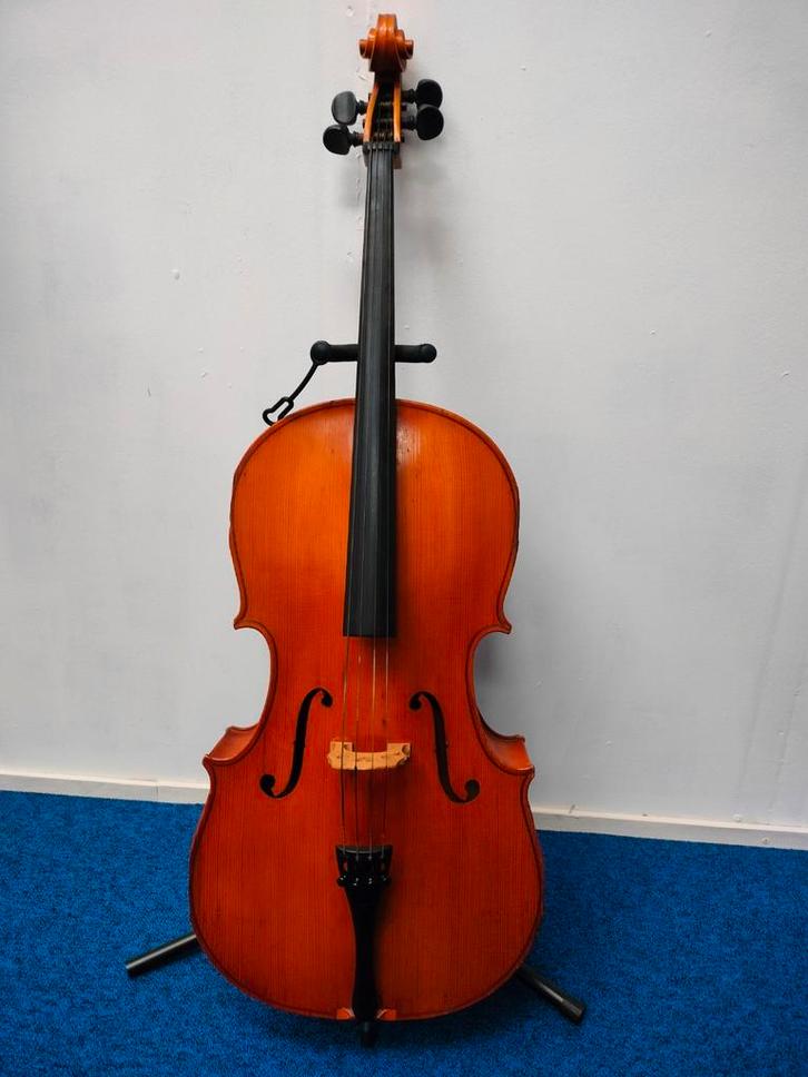 1/2 Hongaarse Cello incl toebehoren, Muziek en Instrumenten, Strijkinstrumenten | Cello's, Zo goed als nieuw, 1/2-cello, Met koffer