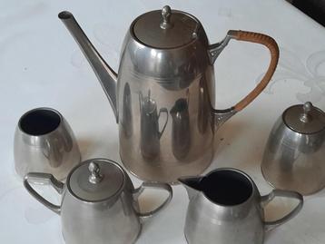 Bijzonder leuk theesetje van (eikeltjes-) tin beschikbaar voor biedingen