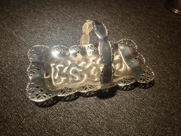 Zilveren mandje met handvat beschikbaar voor biedingen