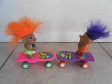 trollen trol trols troll popjes op zelf rijdend skateboard