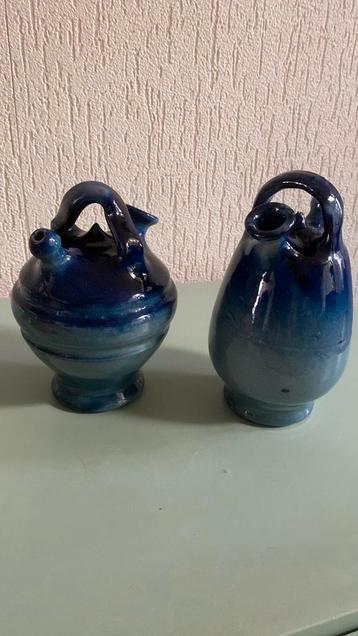 Twee blauwen kruikvaasjes beschikbaar voor biedingen