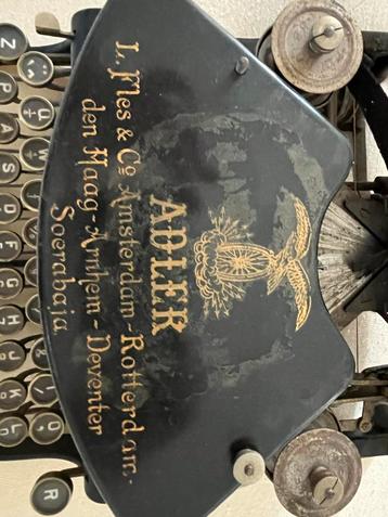 Antieke typmachine Adler beschikbaar voor biedingen