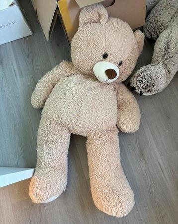 Grote teddybeer beschikbaar voor biedingen
