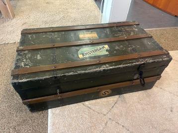 Vintage kist beschikbaar voor biedingen