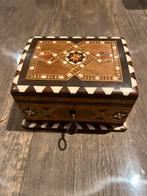 Vintage kistje, handingelegd. Parlemoer en houtfineer., Ophalen of Verzenden