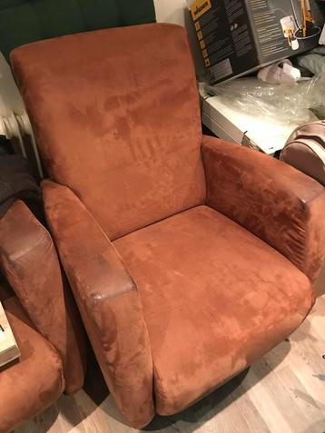 Twee fijne bruine stoelen beschikbaar voor biedingen