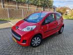 Peugeot 107 XR 1.0 12V 2012 Rood, Auto's, Voorwielaandrijving, Stof, 4 stoelen, 68 pk