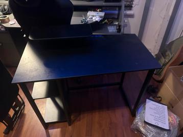 Zwart Bureau met Monitor Opzetstuk beschikbaar voor biedingen