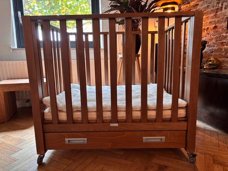 Bruine houten box met wieltjes en lade, Kinderen en Baby's, Boxen, Gebruikt, Rechthoekig, In hoogte verstelbaar, Boxkleed, Lade