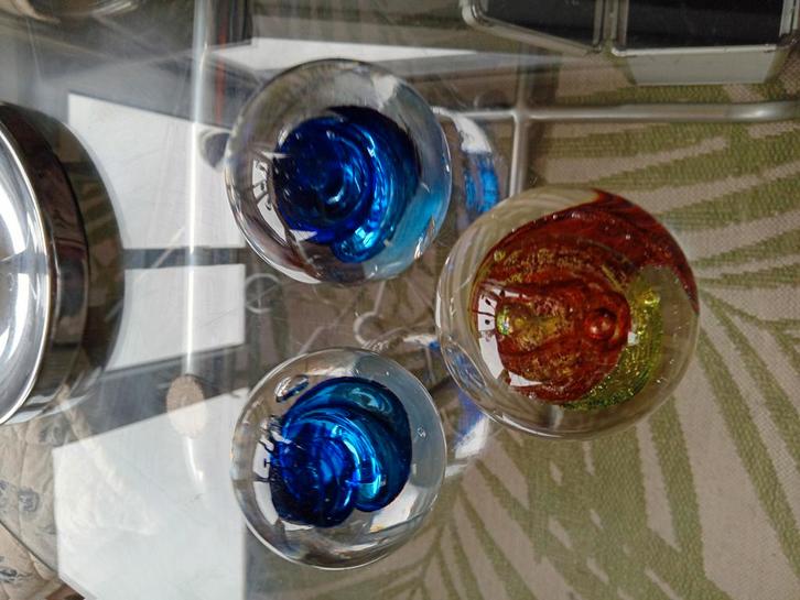 3 glazen bollen press papiers, Antiek en Kunst, Antiek | Glas en Kristal, Ophalen of Verzenden