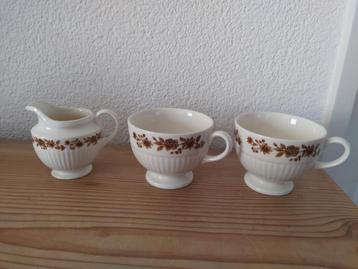 Wedgwood Radcliffe 2 theekoppen + klein melkkannetje beschikbaar voor biedingen