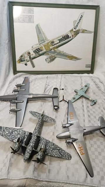 Diverse vintage modelvliegtuigen beschikbaar voor biedingen