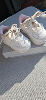 Meisjes Nike sneakers maat 18+ wit met zacht roze, Ophalen, Schoentjes, Meisje, Zo goed als nieuw