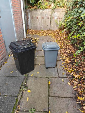 Twee kunststof prullenbakken beschikbaar voor biedingen