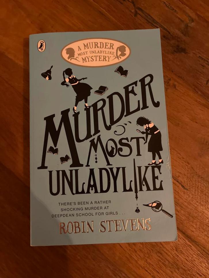 Murder Most Unladylike - Robin Stevens, Boeken, Detectives, Zo goed als nieuw, Ophalen of Verzenden