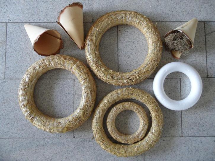 strokransen + piepschuim + houtkrullen / schors + mos, Huis en Inrichting, Woonaccessoires | Kransen, Nieuw, Verzenden