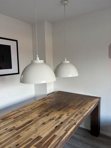 Set van twee witte metalen hanglampen beschikbaar voor biedingen