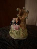 Antiek Porseleinen Beeldje Koppeltje Onder Boom, Antiek en Kunst, Antiek | Keramiek en Aardewerk, Ophalen of Verzenden