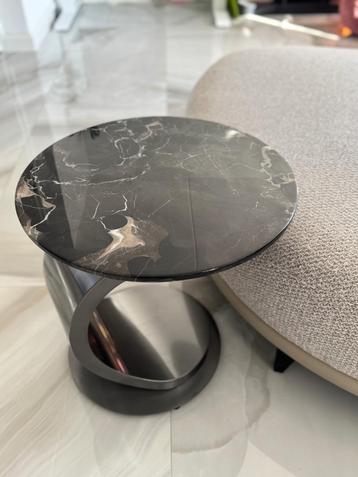 Marmeren bijzettafel rond zwart en geborsteld afwerking beschikbaar voor biedingen