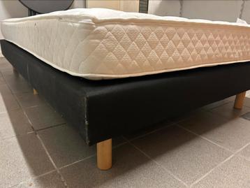 Mooi zwart bed, twijfelaar exclusief matras.