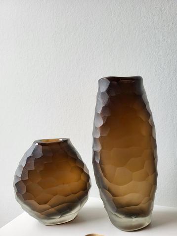Set vaasjes van rookglas  beschikbaar voor biedingen